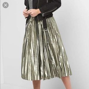 Gap gold pleated skirt